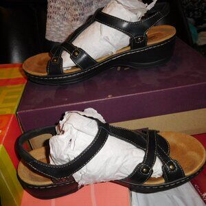 9M CLARKS BLACK LEATHER HAYLA FLUTE STRAPPY SANDAL WOMENS